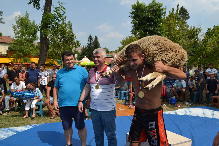 Народни борби в Момчилград, пловдивчанин спечели титлата "Баш"