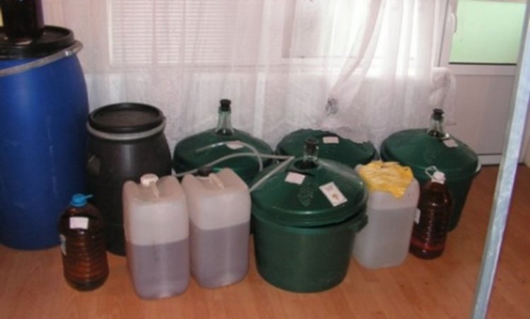 Десетки литри незаконен алкохол иззеха при проверки в Триград