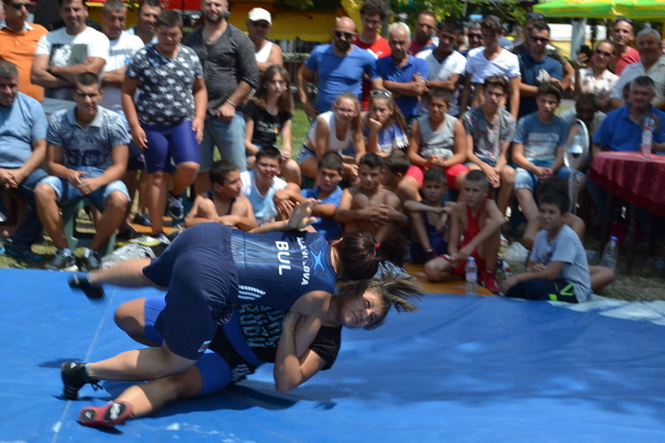 Народни борби в Момчилград, пловдивчанин спечели титлата "Баш"