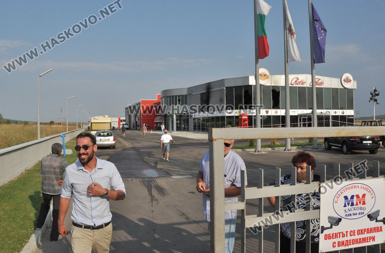 Запалиха шоурума на бившия кмет, изгоряха и ретро коли
