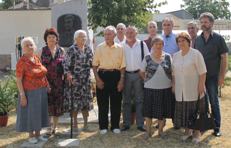 Представители на Македонското землячество поднесоха венци и цветя на паметника на Гоце Делчев до храм "Св.Димитър".