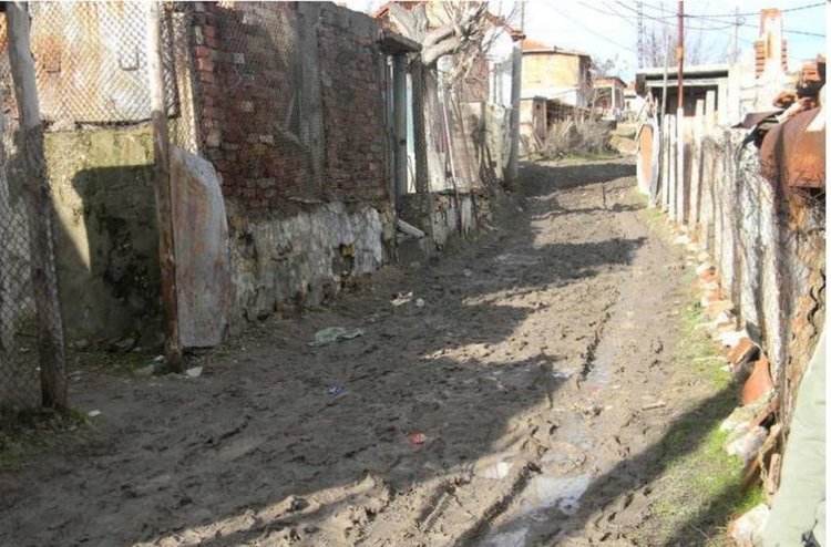 Д-р Ангел Кунчев: Усложнена е епидемична обстановка в ромската махала в кв. “Боровец“ в Кърджали