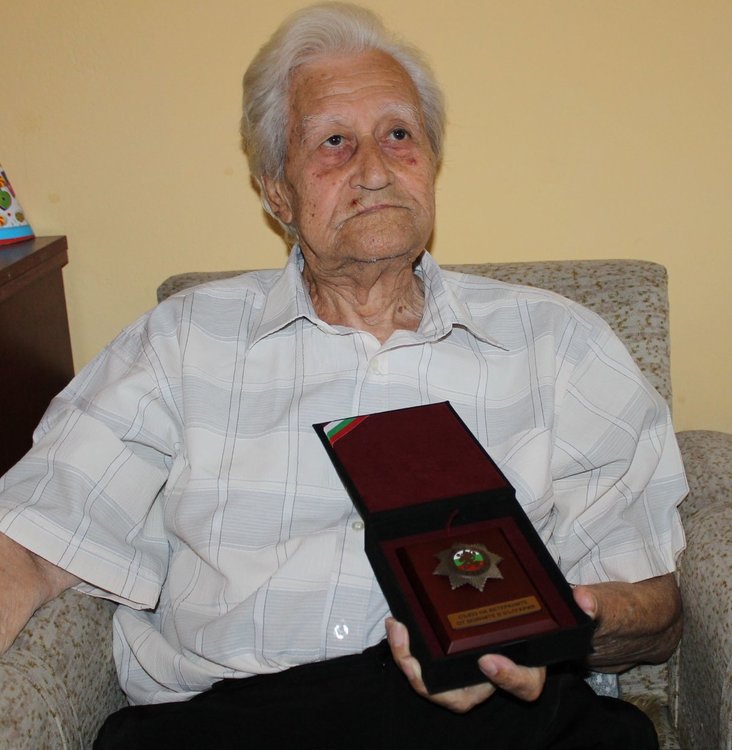 Ветеранът от Димитровград Иван Радев бе удостоен с почетен знак на Централния управителен съвет на Съюза на ветераните в България