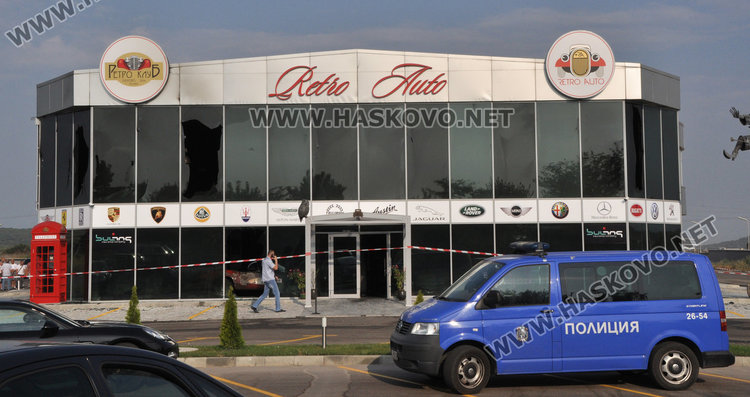 Запалиха шоурума на бившия кмет, изгоряха и ретро коли