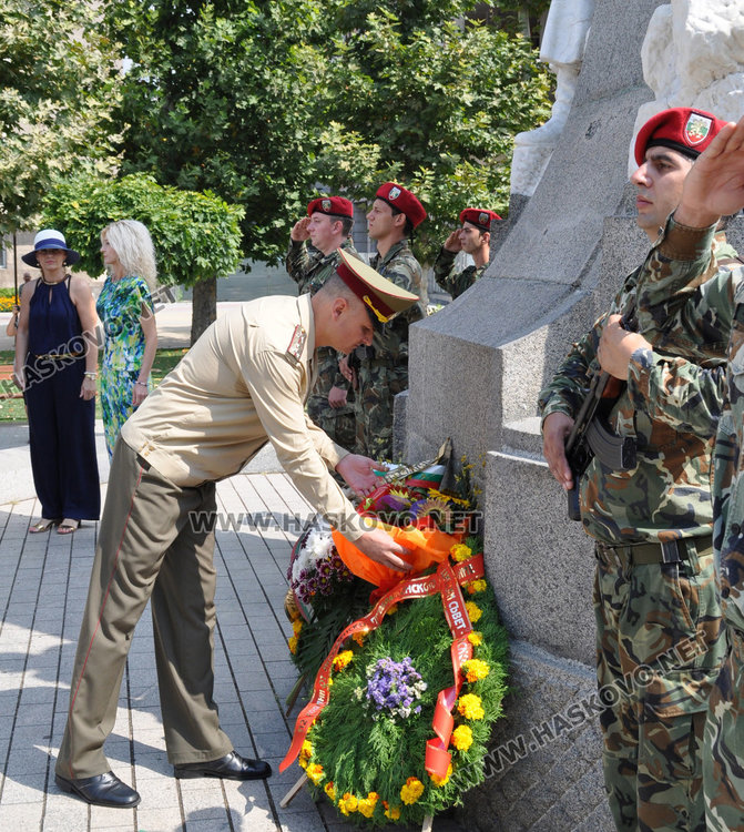 Цветя в Хасково за 113-та годишнина от Илинденската епопея