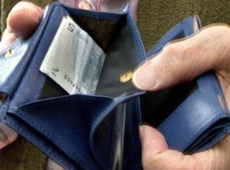 Издирват апаш задигнал мъжка чанта