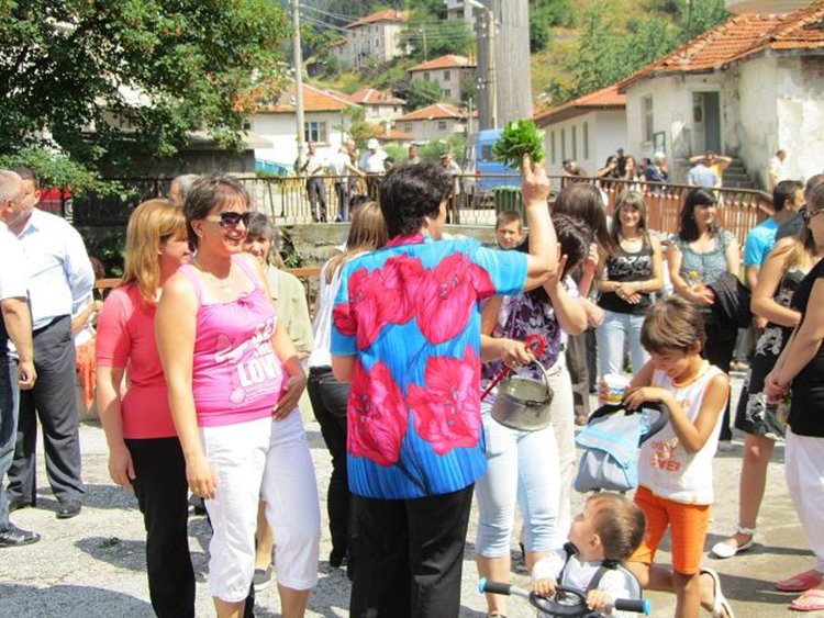 С китки гадаят за здраве и любов на празника на Мугла /програма/