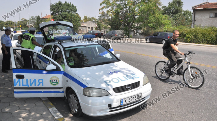 КАТ закова с акт пиян шофьор без книжка, спипаха и моторист без каска