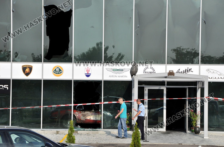 Запалиха шоурума на бившия кмет, изгоряха и ретро коли