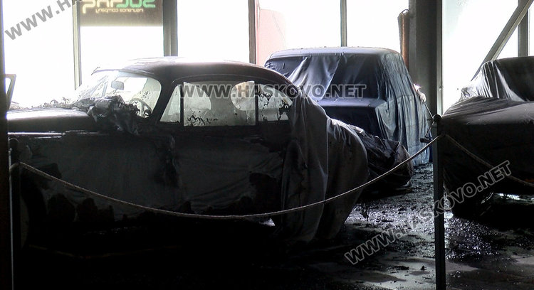 Запалиха шоурума на бившия кмет, изгоряха и ретро коли