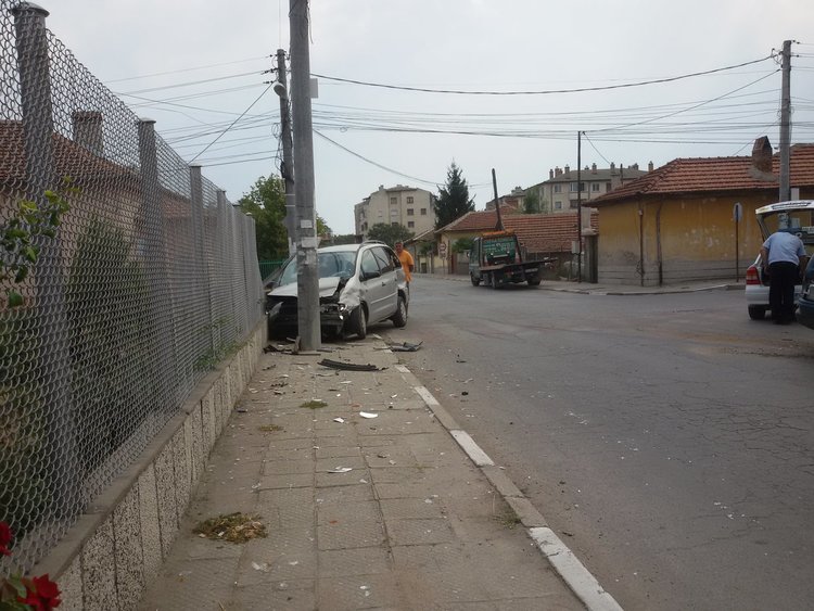 Инцидент затруднява движението на кръстовището до детска градина "8 март"