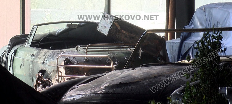 Запалиха шоурума на бившия кмет, изгоряха и ретро коли