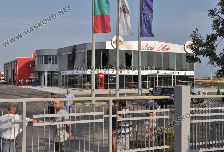 Запалиха шоурума на бившия кмет, изгоряха и ретро коли