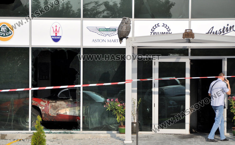 Запалиха шоурума на бившия кмет, изгоряха и ретро коли