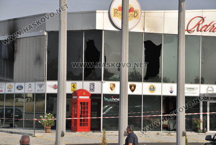 Запалиха шоурума на бившия кмет, изгоряха и ретро коли