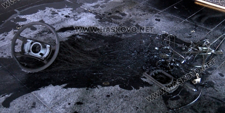 Запалиха шоурума на бившия кмет, изгоряха и ретро коли