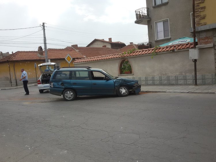 Инцидент затруднява движението на кръстовището до детска градина "8 март"