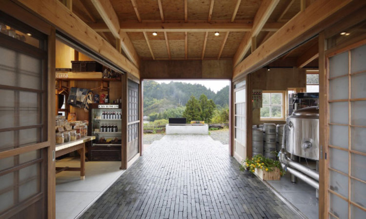 Уникална сграда от изоставени материали в безотпадъчен японски град