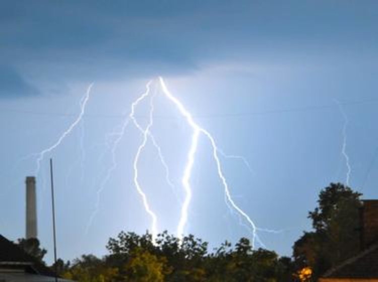 Три пожара от паднали мълнии гасиха огнеборците след бурята вчера