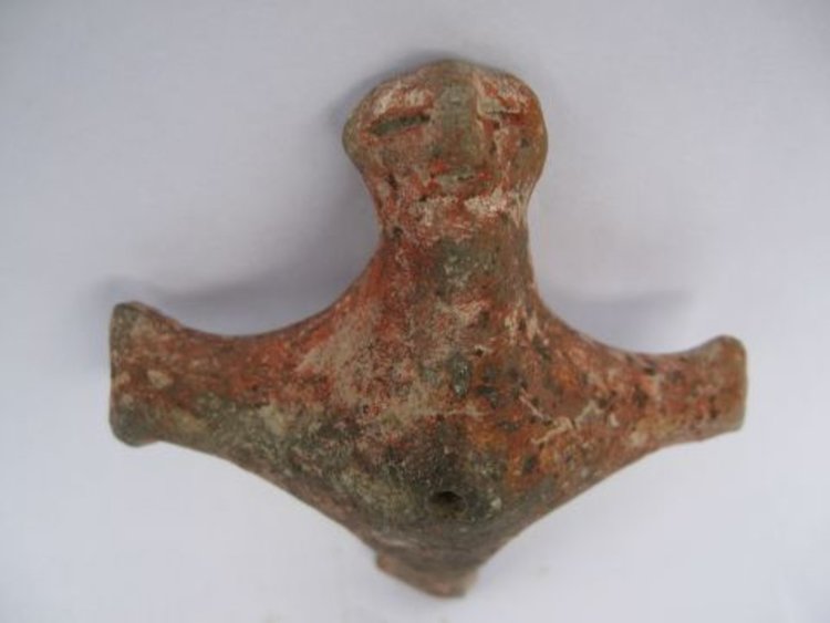 Керамична хигурка на летящ кръстат човек от могилата Юнаците