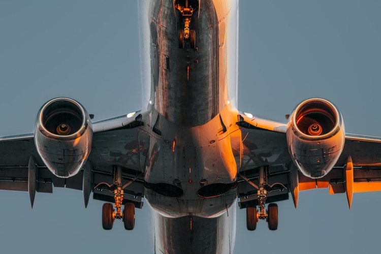 Самолет избухна в пламъци при кацане в Дубай (видео)