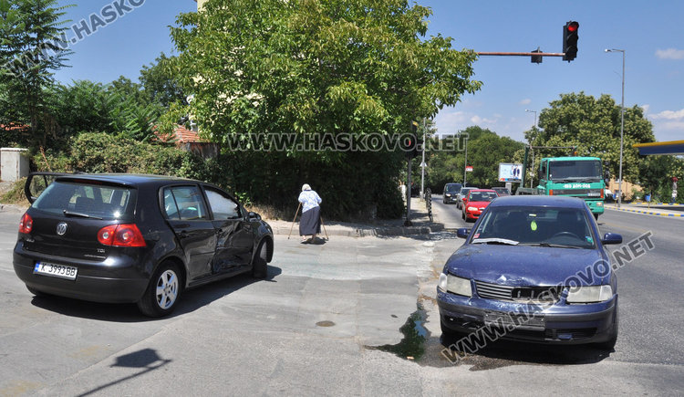 Два Фолксвагена се удариха на Кърджалийска