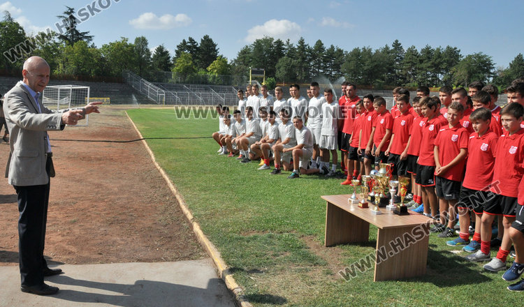 Звезди от „А“ група дават рамо на аматьорския футбол
