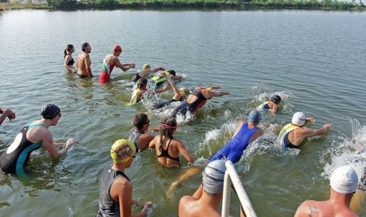 Десетки преплуват язовир Кърджали на състезание