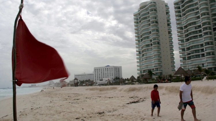 Бурята "Ърл" в Карибите прерасна в ураган първа категория