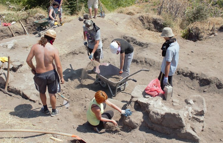 Основите на масивната сграда