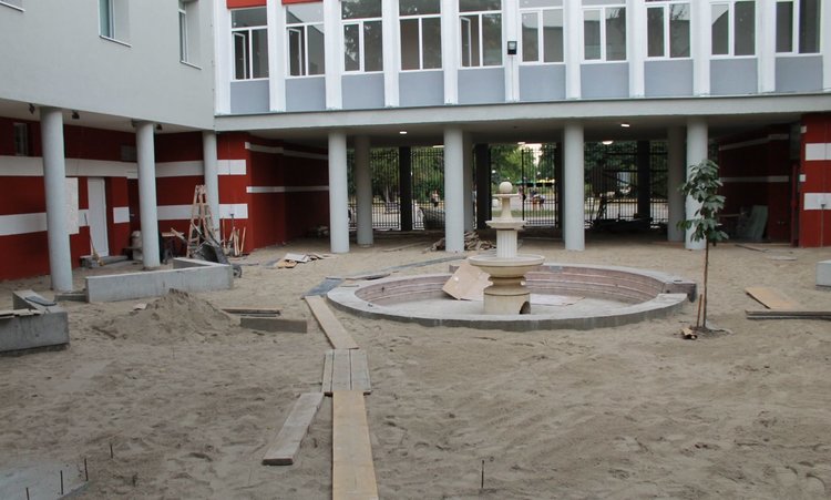 Ремонтни дейности се извършват в момента в Лятната читалня на Градска библиотека "П.Пенев"