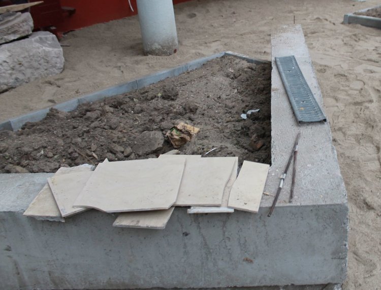 Четири къта с пейки и зели площи ще бъдат оформени в читалнята