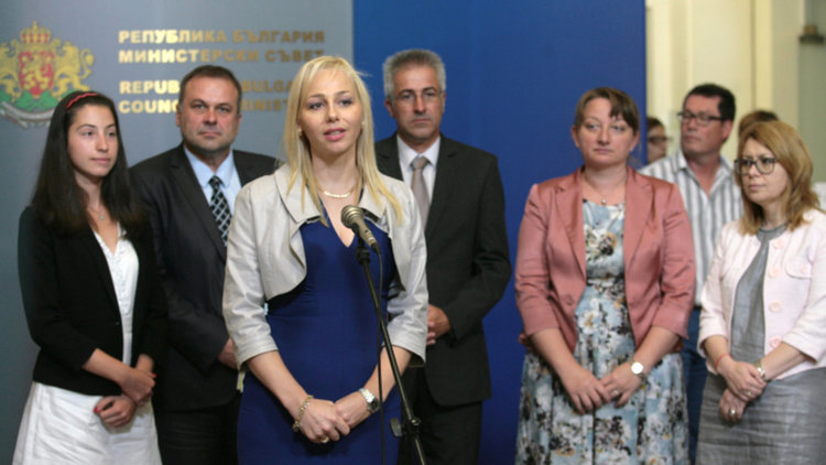 Въвеждат регистър с деца за осиновяване и кандидат-родители