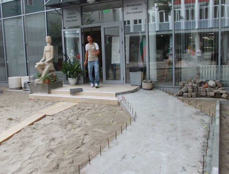 Изградена е рампа за хора с двигателни проблеми