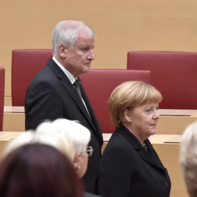 Обществената подкрепа към Меркел се срина с 12% за месец