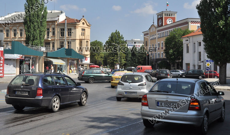 Тапа от коли до Първа поликлиника изнерви шофьорите на макс