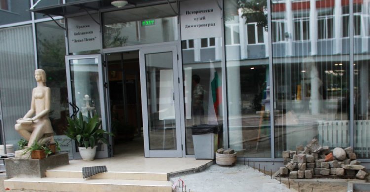 В проект, свързан с повишаване на обучителния капацитет на мениджъри и служители в общинските библиотеки ще участват представители на Градска библиотека "П.Пенев"