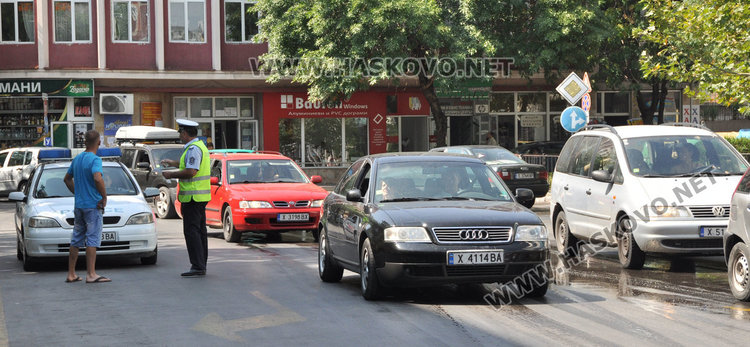 Тапа от коли до Първа поликлиника изнерви шофьорите на макс