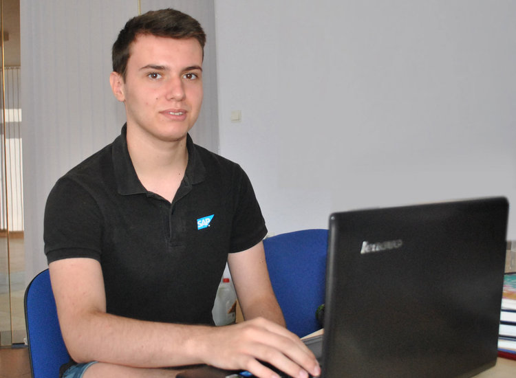 Димитър Джангозов - 16-годишният създател на Composy