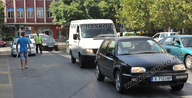 Тапа от коли до Първа поликлиника изнерви шофьорите на макс