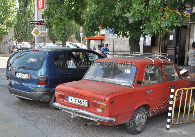 Тапа от коли до Първа поликлиника изнерви шофьорите на макс