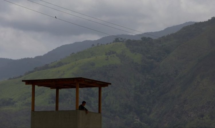 Седем души бяха убити при взрив в затвор във Венецуела