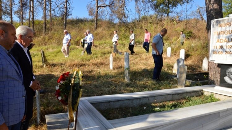 ДОСТ почете с венци и цветя българския Мандела – Нури Адалъ