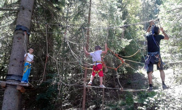 Горска пътека в парка "Амзово" край Смолян ще прави ток докато се разхождат по нея