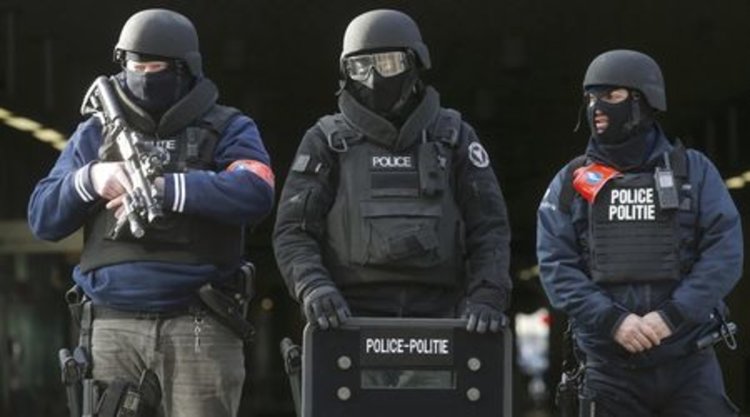 Мъж с мачете атакува полицаи в Белгия с викове "Алах е велик"
