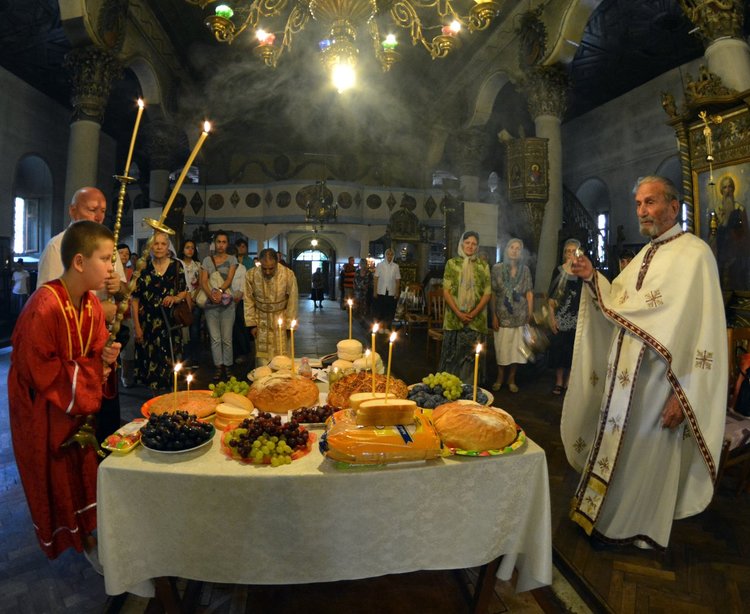 На Преображение Господне отец Антоний освети първото грозде в църквата "Успение Богродично”