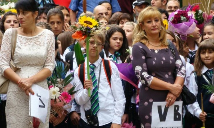 Търсят се 1400 учители, 5000 продавачи и сервитьори