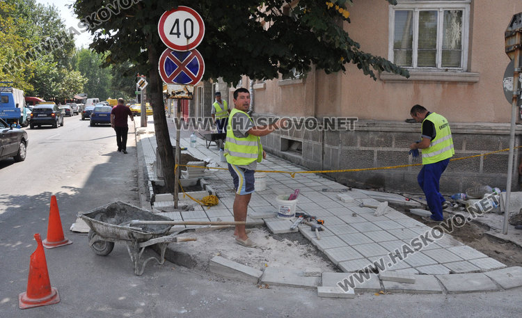  Ударни ремонти на тротоарите край пазара и в „Бадема“