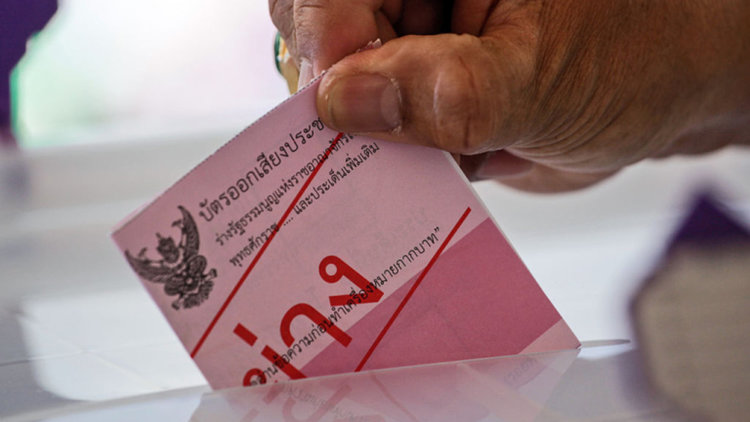 Тайланд провежда референдум за нова конституция