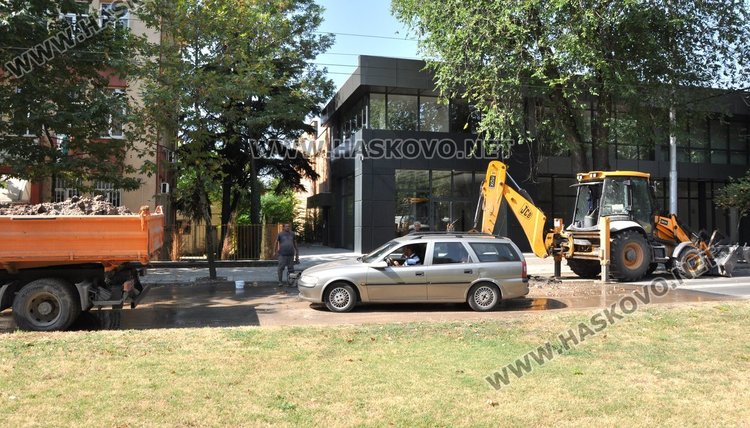 Ремонт по водопровод на „Съединение” подлуди  движението, шофьорите призовават за регулировчици